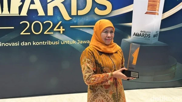 Khofifah Indar Parawansa menerima Penghargaan Figur Akselerator Kemajuan