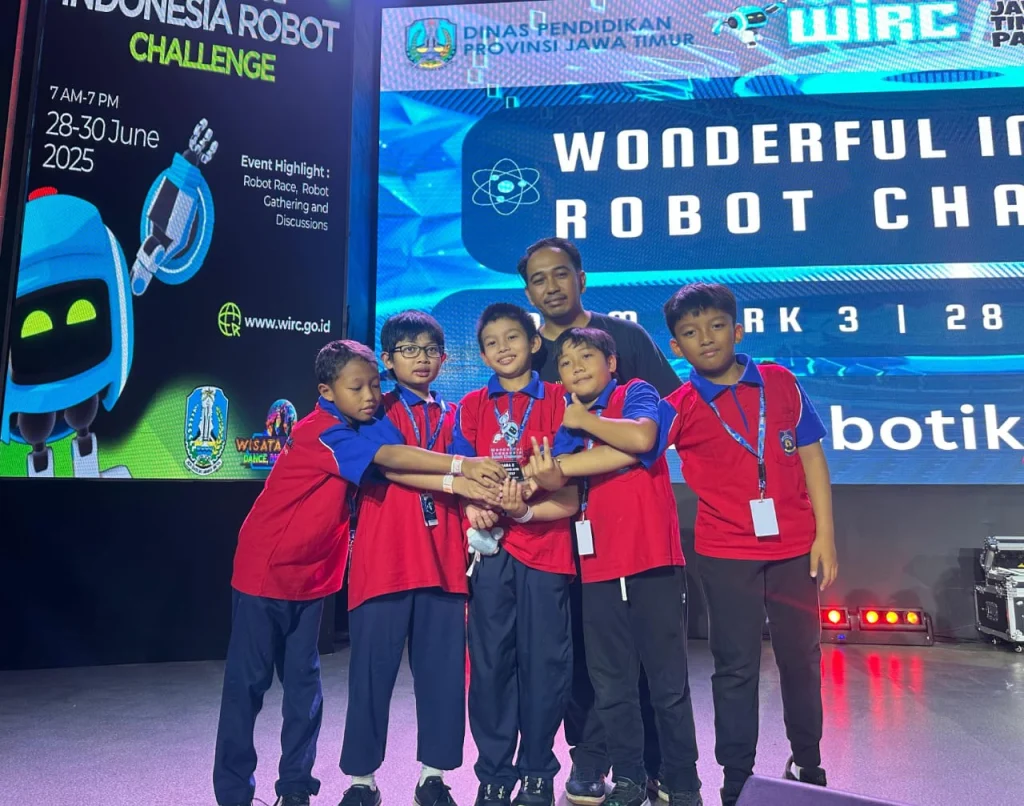 Tim Robotika SD Muhammadiyah 4 Surabaya Juara Umum WIRC 2025