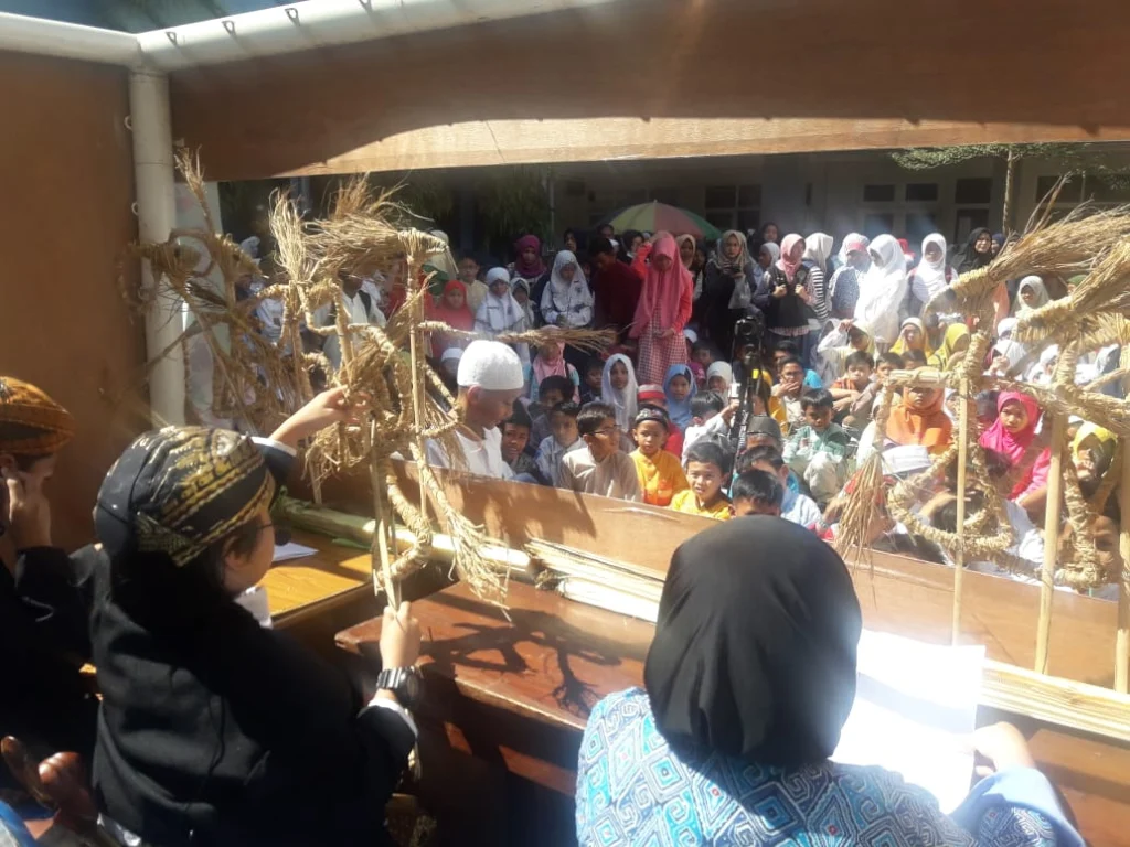 Tampil di Pagelaran Wayang, Dalang Cilik Ini Sentil Mitos Bulan Suro