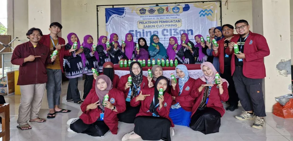 KKN STIT Muhammadiyah Bojonegoro Adakan Pelatihan Pembuatan Sabun Cuci Piring