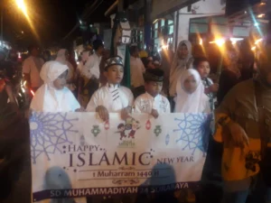 Demi Ini, Siswa SDM Rela Gelar Pawai Obor Malam Hari