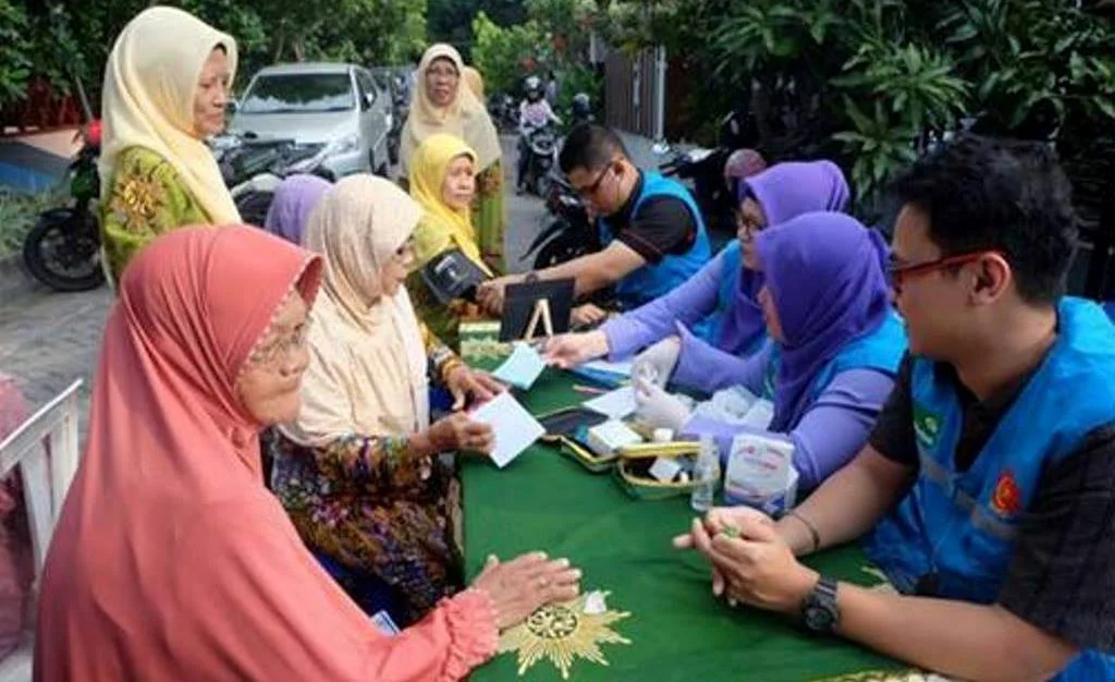 Kado Lebaran untuk 100 Lansia