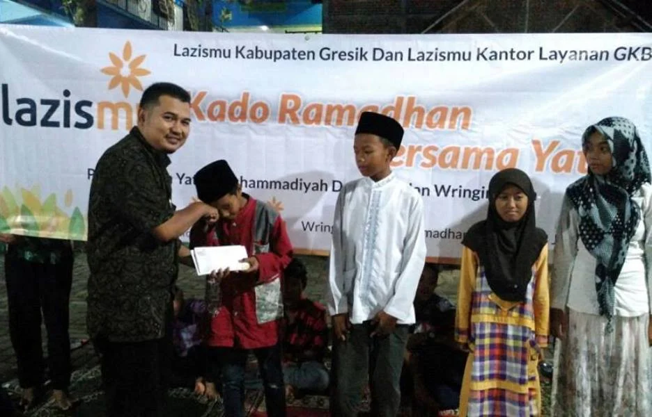 Lazismu Gresik Beri Kado Ramadhan untuk 75 Anak Yatim