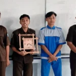 Siswa SMK Muda Genteng Garap Ujian Prakarya Menggunakan Bahan Limbah