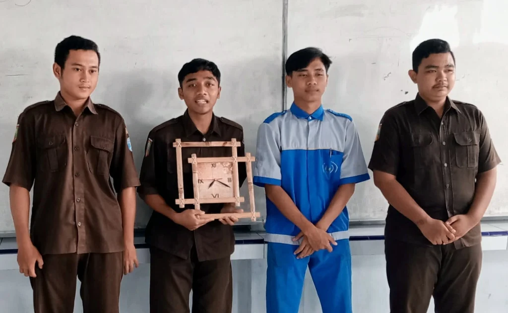 Siswa SMK Muda Genteng Garap Ujian Prakarya Menggunakan Bahan Limbah