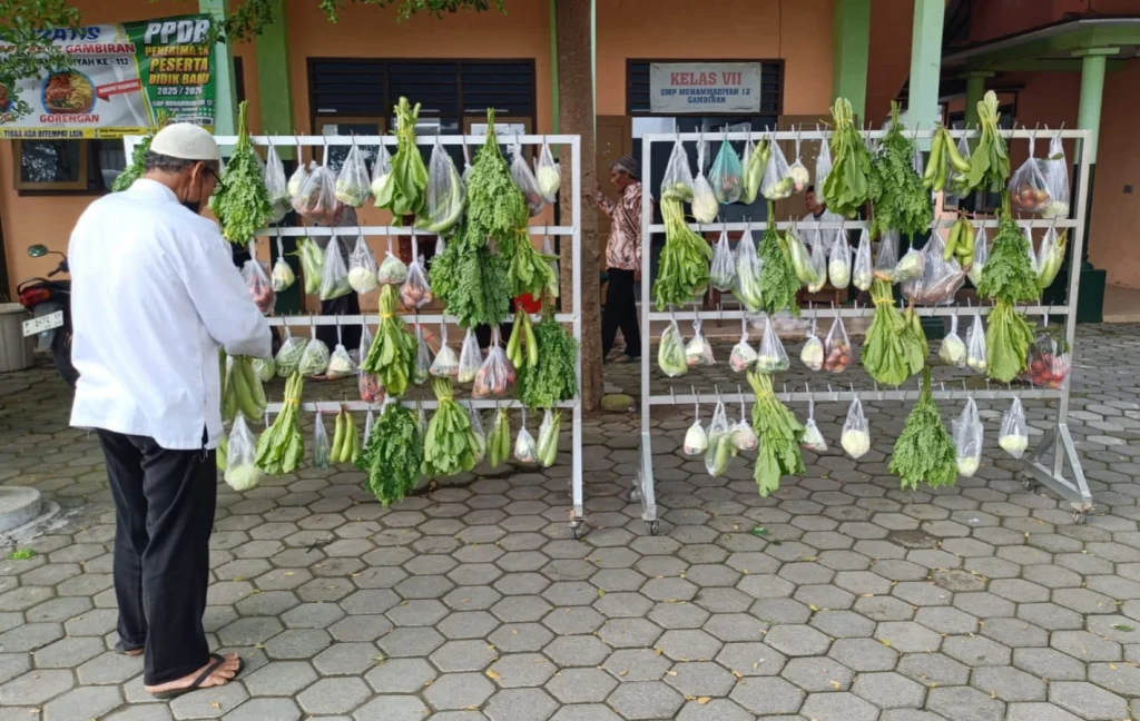 Cantelan Buah dan Sayur Meriahkan PAP Qalbun Salim PCM Gambiran