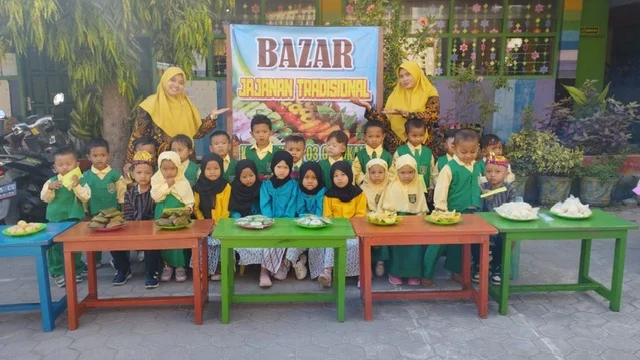 Siswa KB Aisyiyah 03 Golokan Antusias Ikuti Bazar Jajanan Tradisional