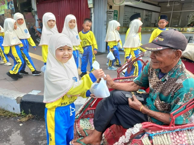 Siswa SD ‘Aisyiyah 1 Nganjuk Berbagi dalam Kegiatan Jumat Berkah