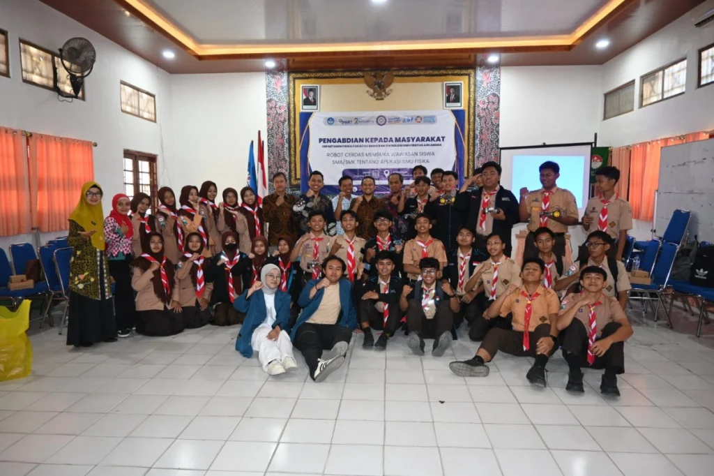 Fisika Unair Latih Siswa SMA Rakit Robot Cerdas di Pamekasan