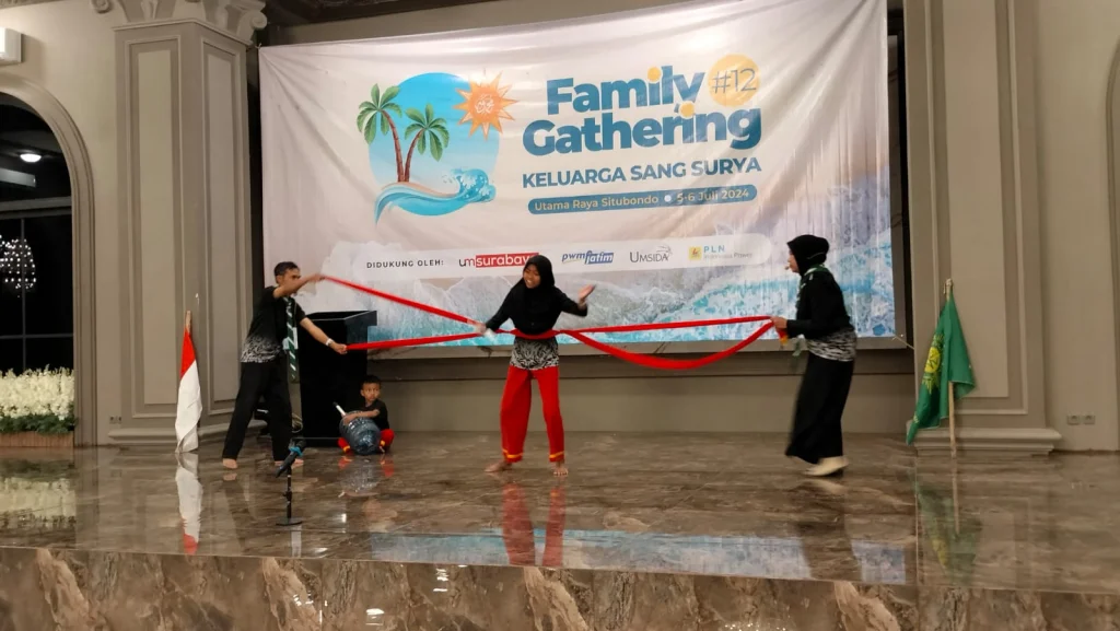 Keluarga 5 M Tampil Teatrikal Puisi di Family Gathering Muhammadiyah Jatim