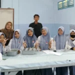 Mahasiswa STITM Paciran Terapkan Proyek P5 Hidroponik di SMAM 9 Sedayulawas