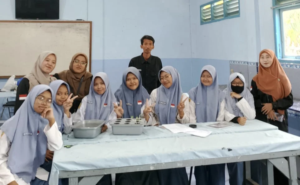 Mahasiswa STITM Paciran Terapkan Proyek P5 Hidroponik di SMAM 9 Sedayulawas