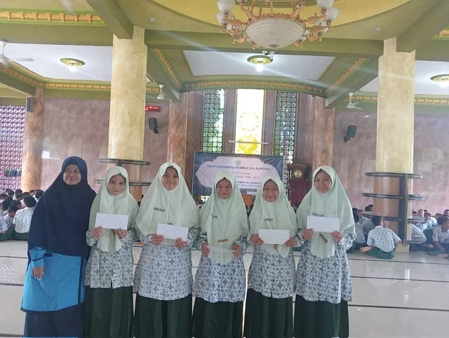 Raport UAS Ganjil Madin Al-Ishlah Sendangagung Dibagi, Inilah Para Juaranya