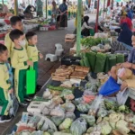Kecil-Kecil Sudah Pintar Belanja: Pengalaman Seru Murid TK Aisyiyah 40 PPS Gresik di Pasar Tradisional