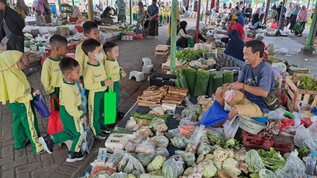 Kecil-Kecil Sudah Pintar Belanja: Pengalaman Seru Murid TK Aisyiyah 40 PPS Gresik di Pasar Tradisional
