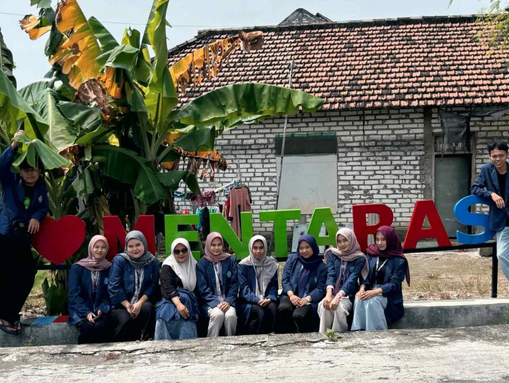 Revitalisasi Ikon I Love Mentaras: Upaya Mahasiswa KKN Kelompok 12 UMG dalam Menjaga Identitas dan Estetika Desa