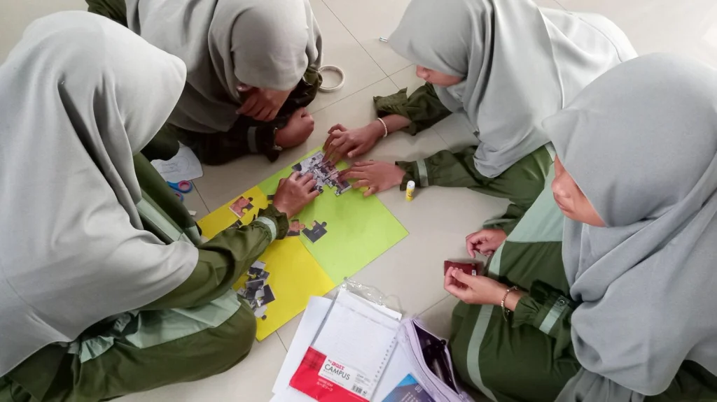 Pembelajaran Kreatif: Siswa Kelas VIII MBS Al-Hikmah Susun Puzzle untuk Belajar Sejarah Proklamasi Kemerdekaan Indonesia