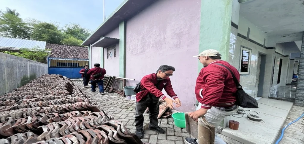 Atap Baru untuk Senyum Anak-Anak TK ABA Sukowono: Aksi Nyata Mahasiswa KKN Unmuh Jember