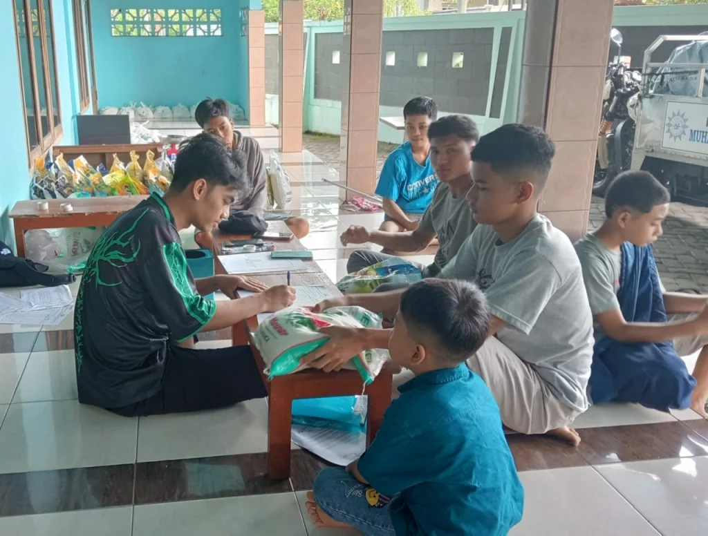 Remaja Masjid At-Taqwa Pandan Tasyarufkan 837 Kg Beras Zakat Fitrah ke Fakir Miskin