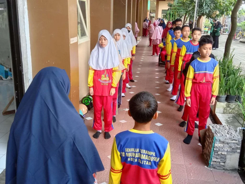 Berbaris Sebelum Masuk Kelas, Cara SD Muhammadiyah Kota Blitar Latih Kedisiplinan Siswa