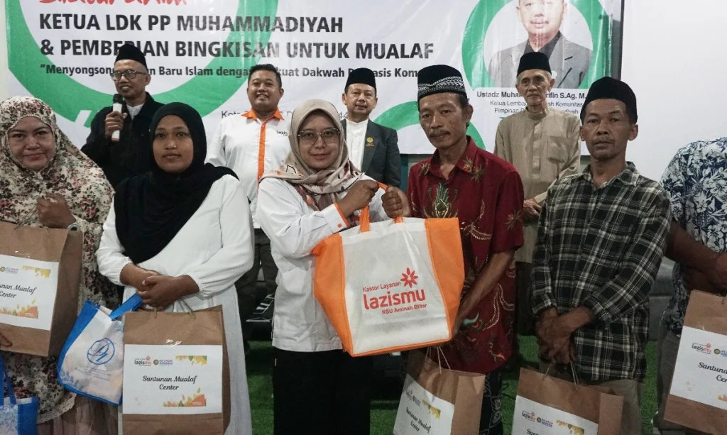 KLL RSU Aminah Blitar Beri Bingkisan untuk Para Mualaf