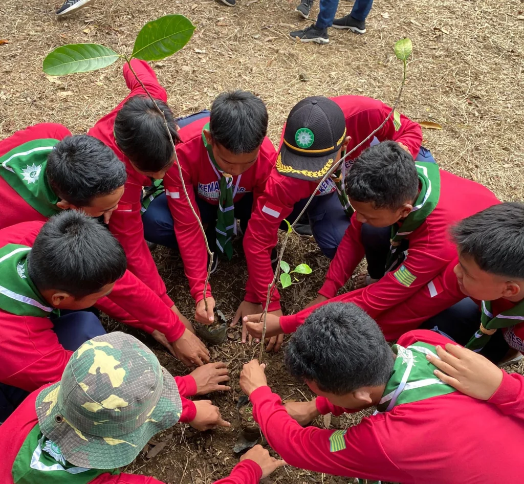 Seribu Pohon untuk Masa Depan: Aksi Hijau Hizbul Wathan Jatim di Kemah Besar