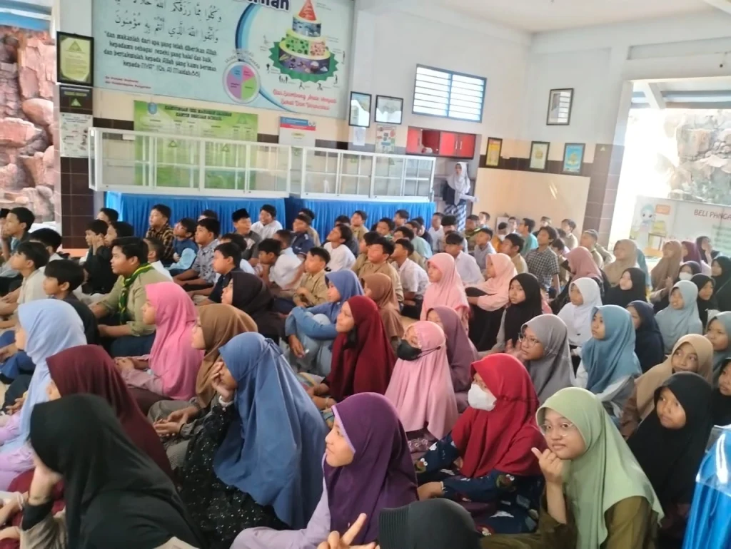Siswa Kelas 5 SD Berlian Nonton Film Idul Qurban