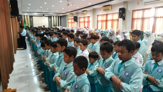 Beri Penghormatan Terakhir untuk Hamka, Siswa SDMM Gelar Shalat Ghaib