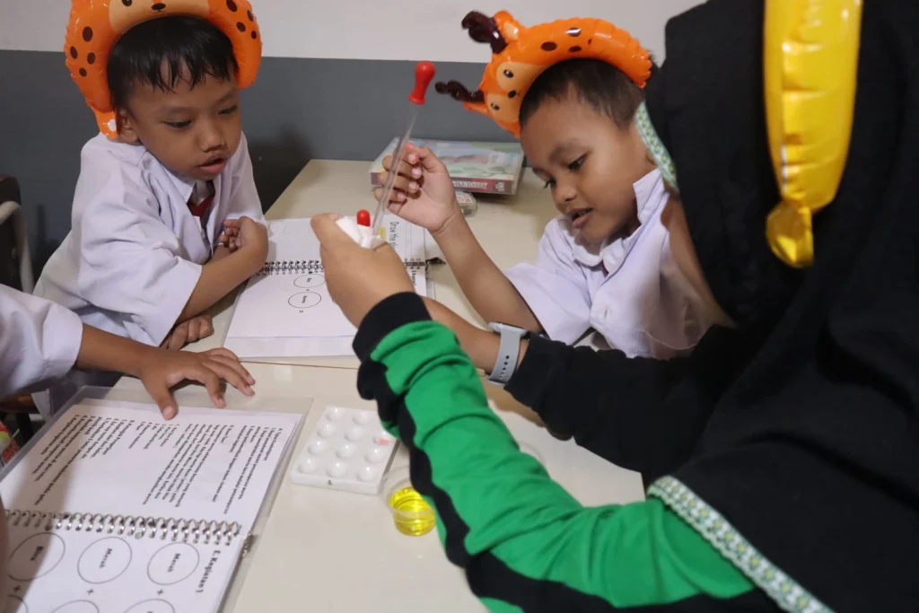 Eksperimen Seru! Siswa Sekolah Inovatif Jagir Belajar Pencampuran Warna di Kelas Ilmuwan