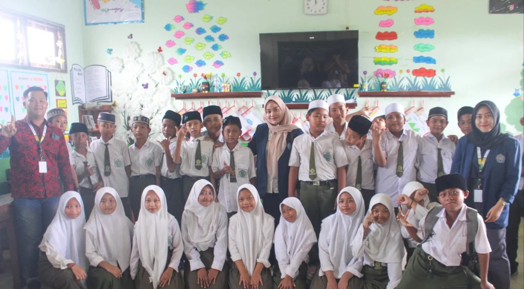 Tingkatkan Pemahaman Hukum, KKN Kelompok 17 UMG Gelar Sosialisasi di MI Ihyaul Islam