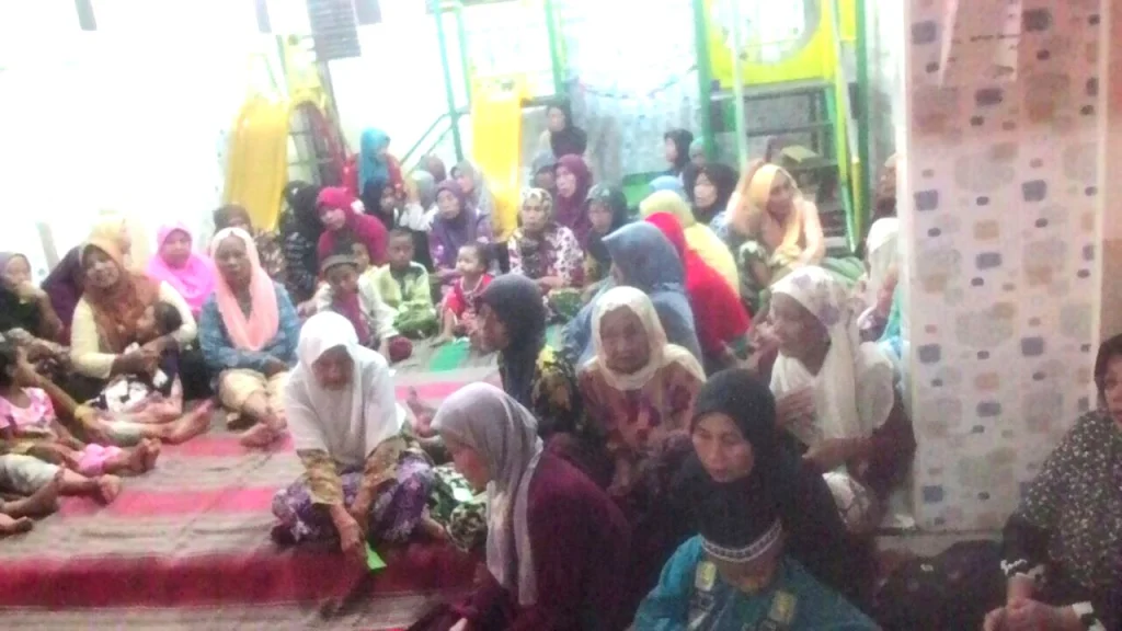 Hujan Tak Surutkan Langkah TK Aisyiyah Ini Beri Santunan Fakir Miskin