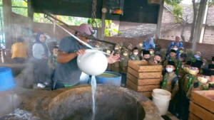 SD ‘Aisyiyah 1 Nganjuk Ajak Siswa Mengenal Makanan Sehat dan Belajar Kewirausahaan melalui Kunjungan ke Industri Tahu