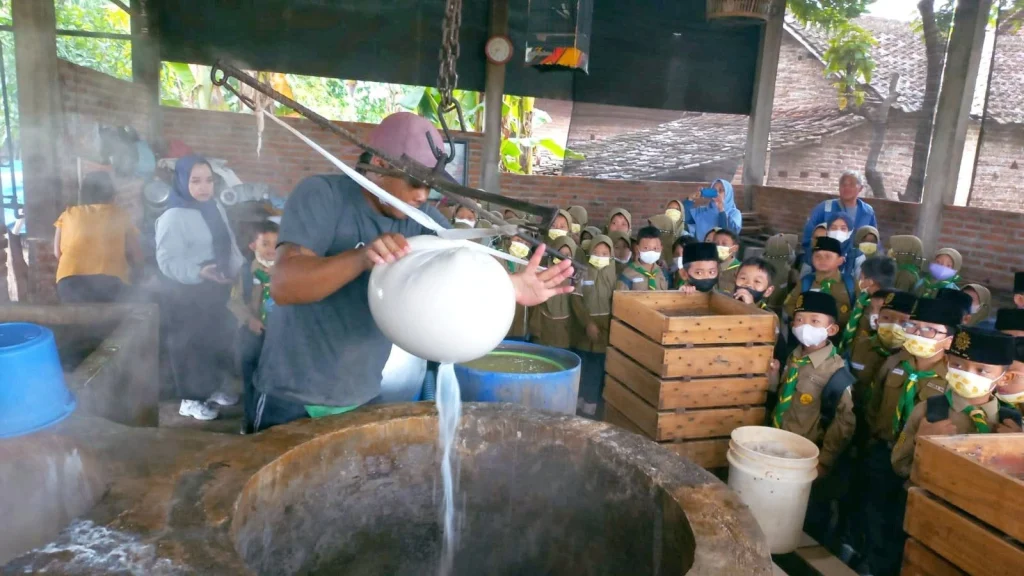 SD ‘Aisyiyah 1 Nganjuk Ajak Siswa Mengenal Makanan Sehat dan Belajar Kewirausahaan melalui Kunjungan ke Industri Tahu