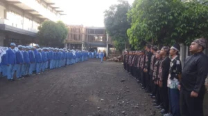 Sosok Kartini Hadir dalam Upacara Bendera di SMAS Muhammadiyah 2 Genteng