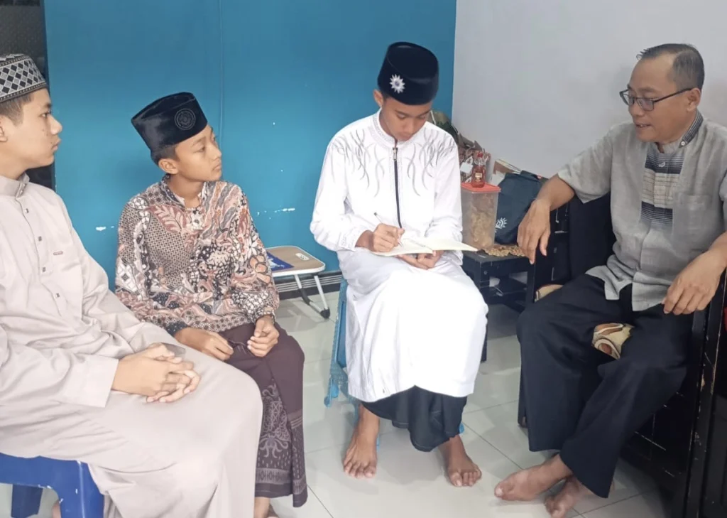 Santri MBS Al-Hikmah Silaturahmi ke Tokoh Masyarakat Siliragung