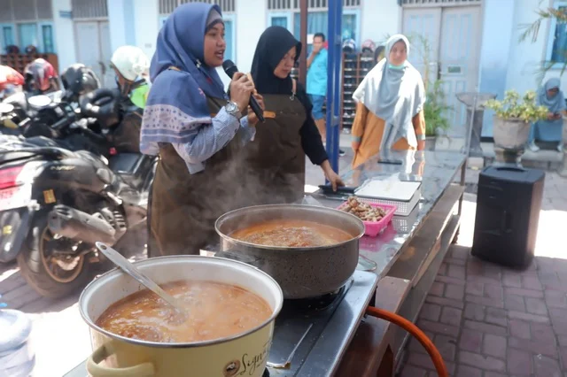 Siswa SD Mudabo Praktik Membuat Jamu Tradisional