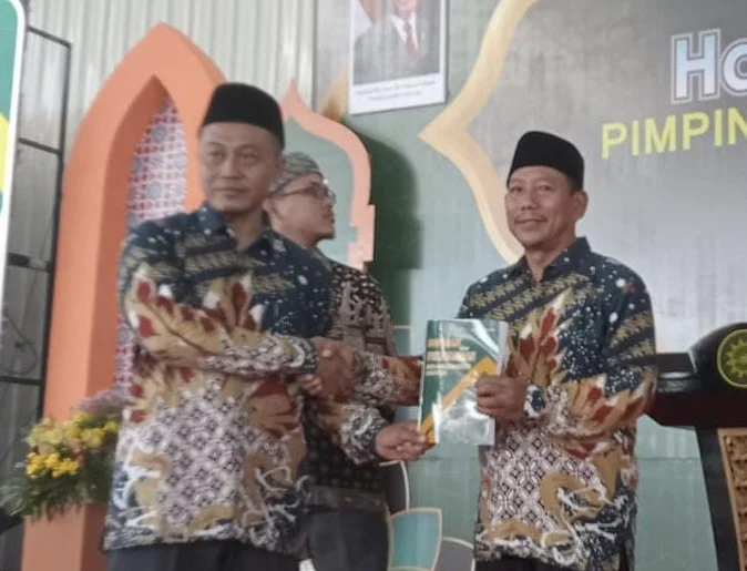 Buku Inspirasi dan Perjuangan Guru Muhammadiyah Lamongan Dilaunching di Halalbihalal dan Tabligh Akbar PDM Lamongan