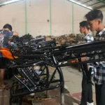 Dua Siswa Berprestasi SMK TI Muhammadiyah 11 Paciran Ikuti Pelatihan Sepeda Listrik