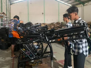 Dua Siswa Berprestasi SMK TI Muhammadiyah 11 Paciran Ikuti Pelatihan Sepeda Listrik
