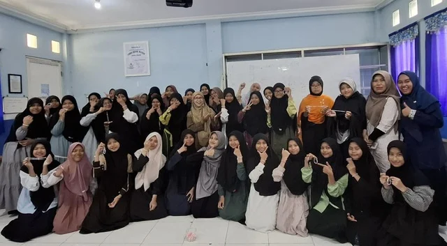 Serunya Meronce Manik-Manik: Kegiatan Keputrian SMP Mudipat Porong Ajarkan Siswi Berwirausaha