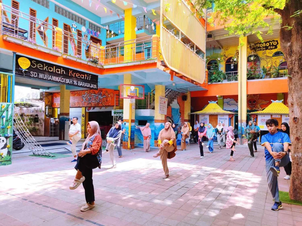 Tingkatkan Kesehatan dan Kekompakan, Gukar Sekolah Kreatif Baratajaya Gelar Senam Bersama