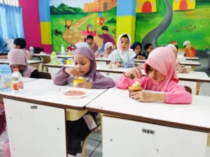 Preschool Kedua SD Mudabo Ajarkan Adab Makan dan Hias Cupcake
