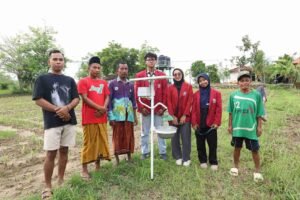UMSurabaya Terapkan Teknologi Panel Surya dan Aplikasi Cegah Stunting di Desa Bukek