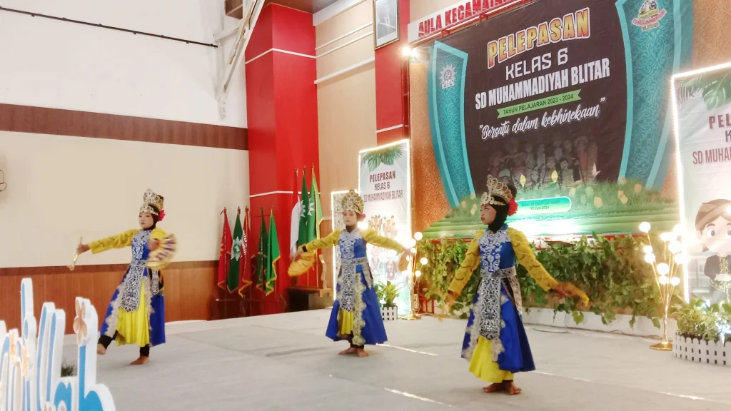Penampilan Tari Cucuk Lampah di Pelepasan Murid SD Muhtar