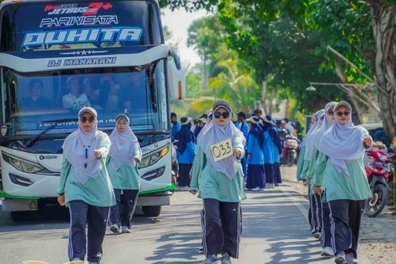 Guru MTs Muhammadiyah 2 Pondok Karangasem Meriahkan Gerak Jalan Kecamatan Paciran