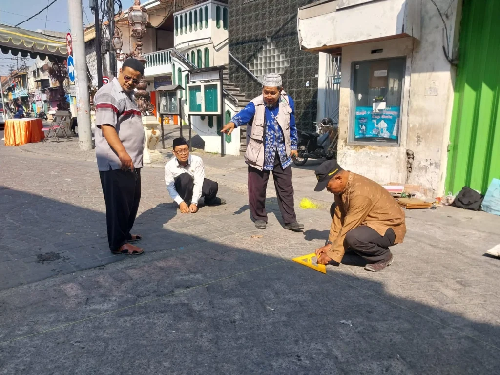 MTT PDM Surabaya Mengukur Arah Kiblat Masjid Peninggalan KH. Mas Mansyur