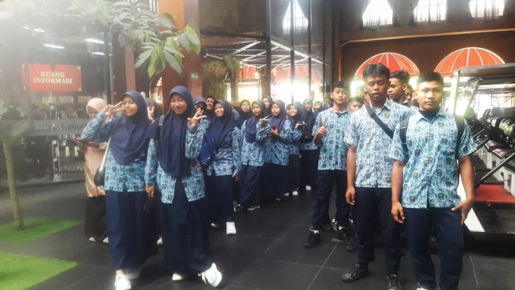 MTs Muga Sumberrejo Gelar Outing Class ke Kampung Cokelat Blitar, Begini Keseruannya
