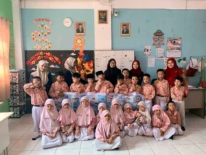 Asistensi Mengajar UNESA Hadirkan Ular Tangga Edukatif Raksasa di SD Muhammadiyah 1 Driyorejo