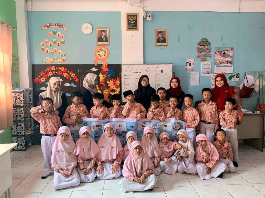 Asistensi Mengajar UNESA Hadirkan Ular Tangga Edukatif Raksasa di SD Muhammadiyah 1 Driyorejo