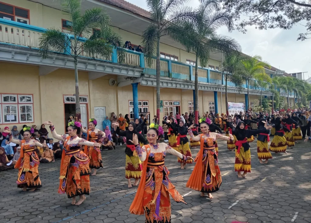 Penampilan Tarian Panorama Meriahkan Pembukaan Dies Natalis ke-47 SMP Mutu Sempu